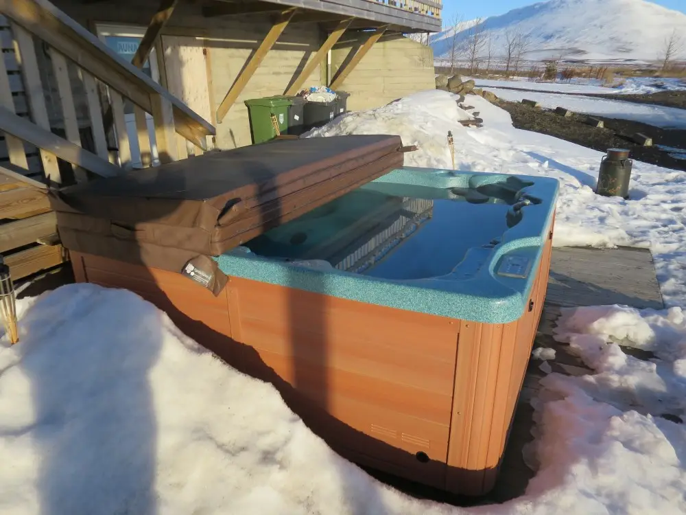 雪景色の中に設置されたホテル併設の屋外ジャグジー
