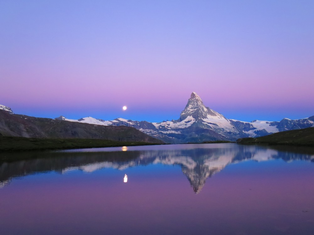 スイスのマッターホルンを望む村ツェルマットをハイキング 観光