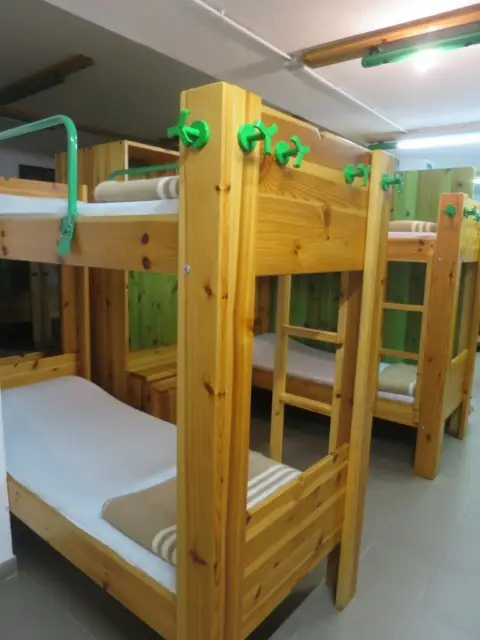 エレナ小屋の二段ベッドが標準の整備された山小屋の室内