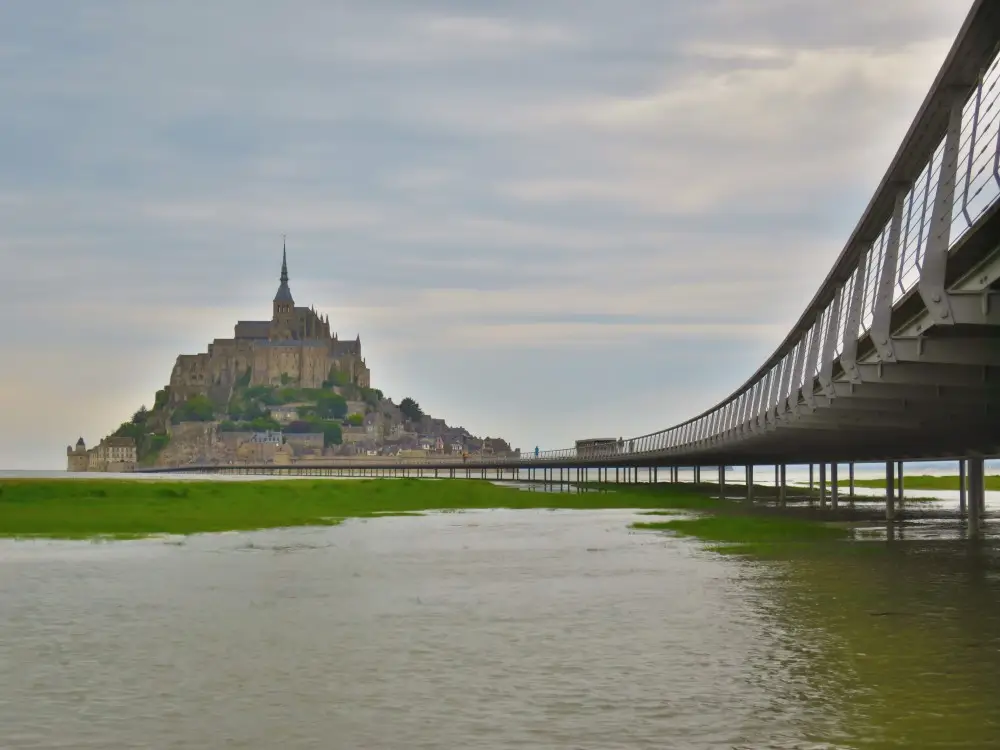 モンサンミッシェルと陸地を結ぶ長い橋