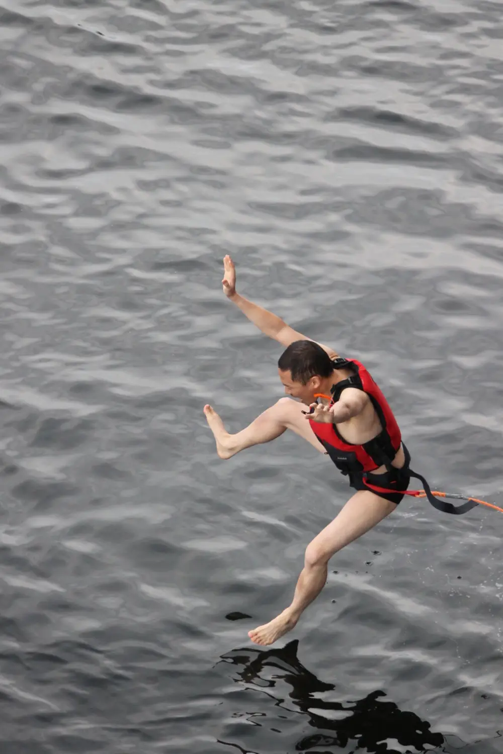 南極海へポーラープランジで飛び込む男性の姿