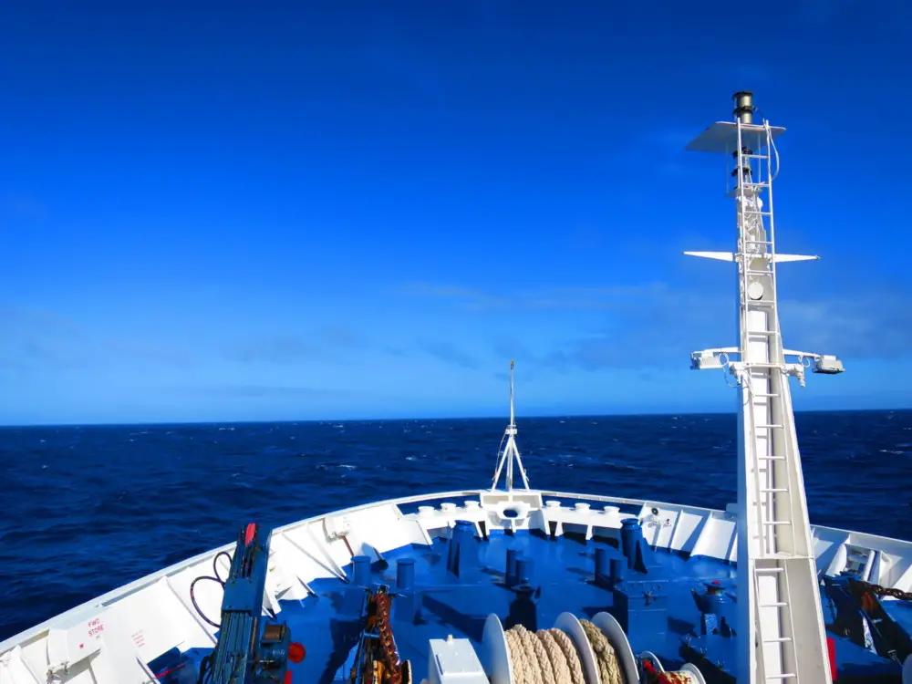 南極クルーズ船がドレーク海峡を航行中、穏やかな青い海と空が広がる。