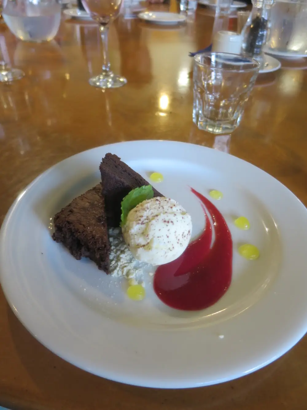 チョコレートケーキとアイスクリームの盛り合わせデザート。