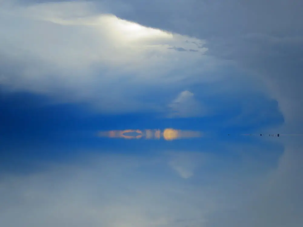 ウユニ塩湖に荒々しい雲が映り込む、嵐が近づく情景。