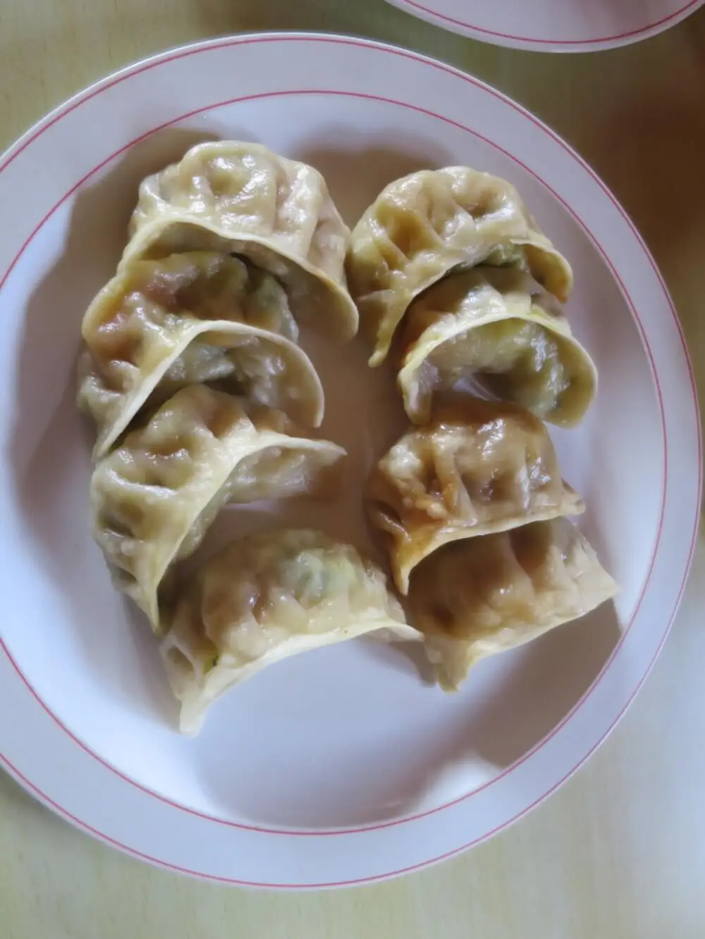 皿に盛られた数個のネパール式蒸し餃子、モモ。