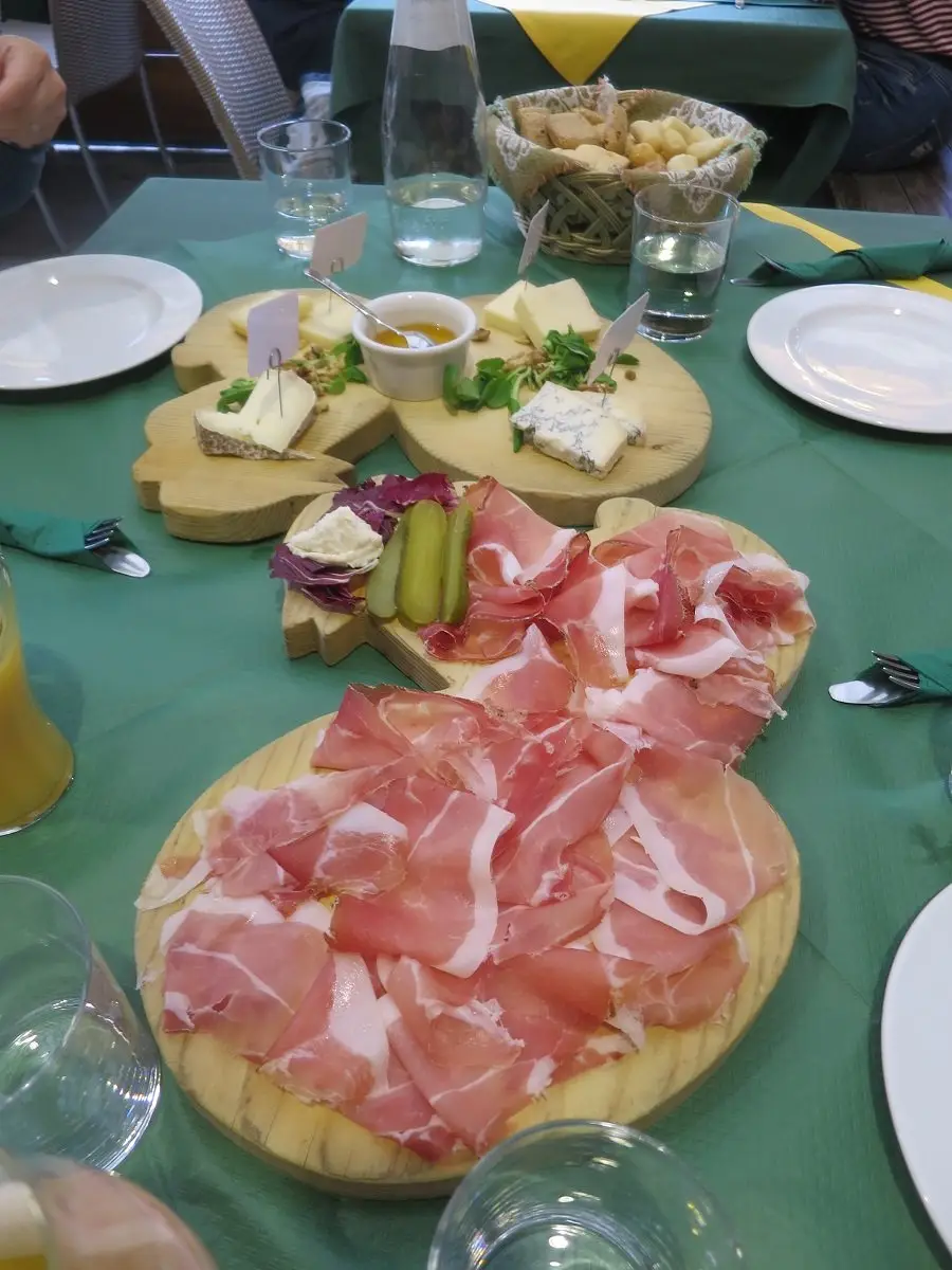 イタリアの伝統的な前菜。生ハムと数種類のチーズの盛り合わせ。
