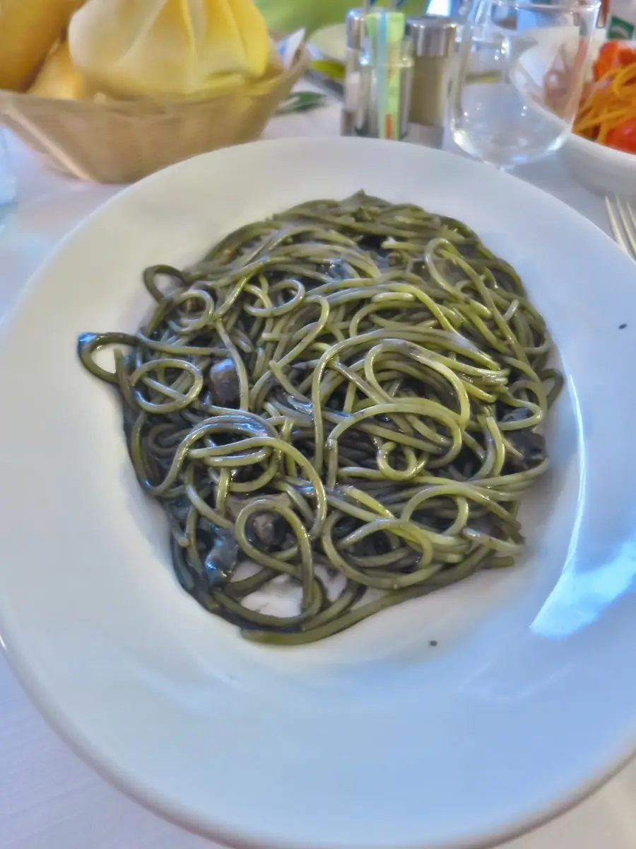 イタリアの濃厚なイカ墨スパゲッティ。独特の風味が食欲をそそる。