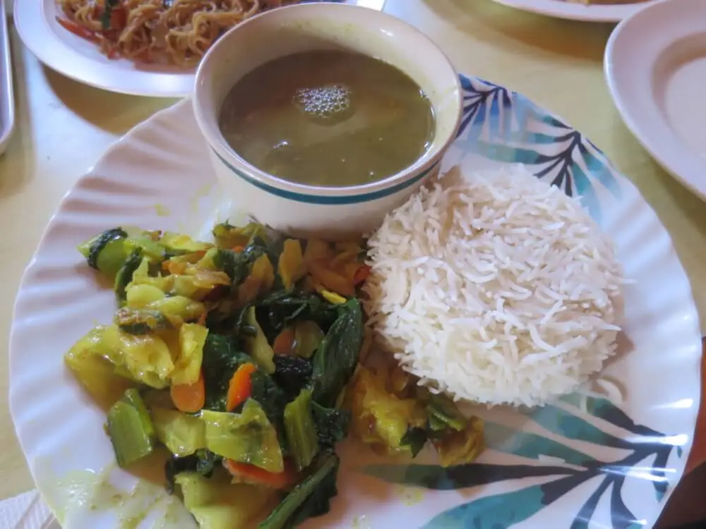 ネパールの国民食、ダルバート。ご飯と豆スープ、野菜カレー。