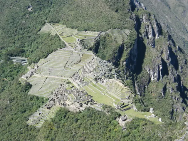 コンドルの形に広がるマチュピチュ遺跡の全景を上空から望む。