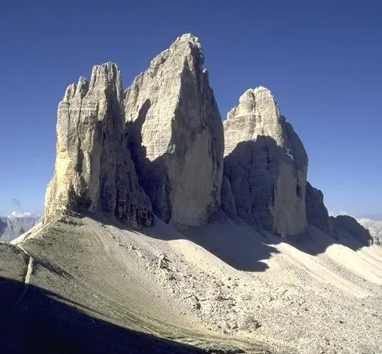 ドライチンネン。ドロミテの象徴的な三尖峰が青空に映える。