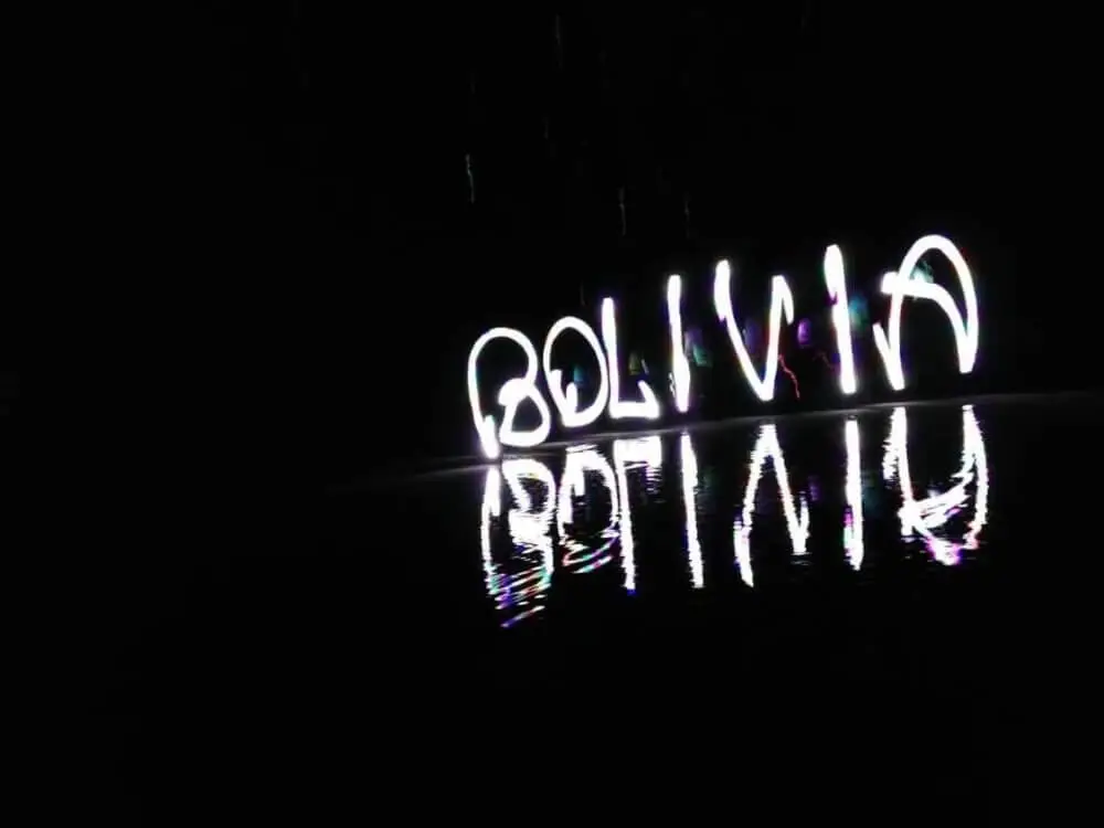 ウユニ塩湖の夜、光で描かれた「BOLIVIA」の文字とその反射。
