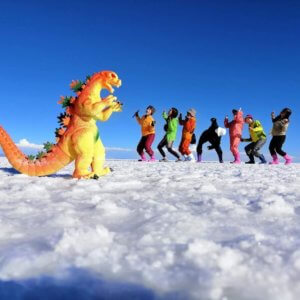 ウユニ塩湖のトリック写真|ボリビア‘・ウユニ塩湖旅行@ブループラネットツアー