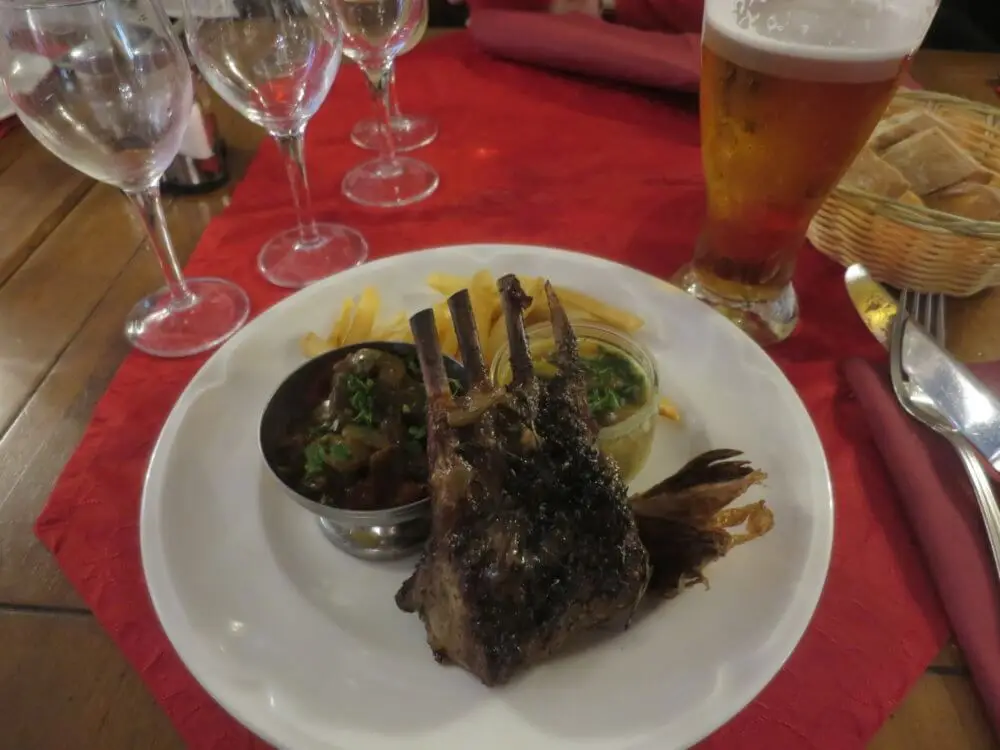 モンサンミッシェルのホテルで提供された、子羊肉のグリル料理。