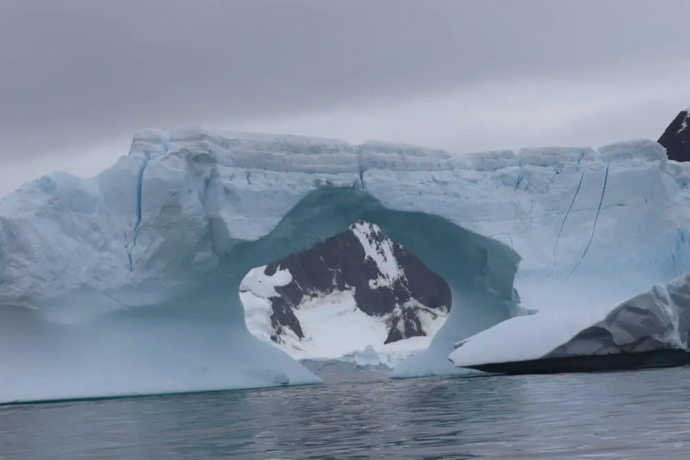 南極の海に浮かぶ、アーチ状の氷山