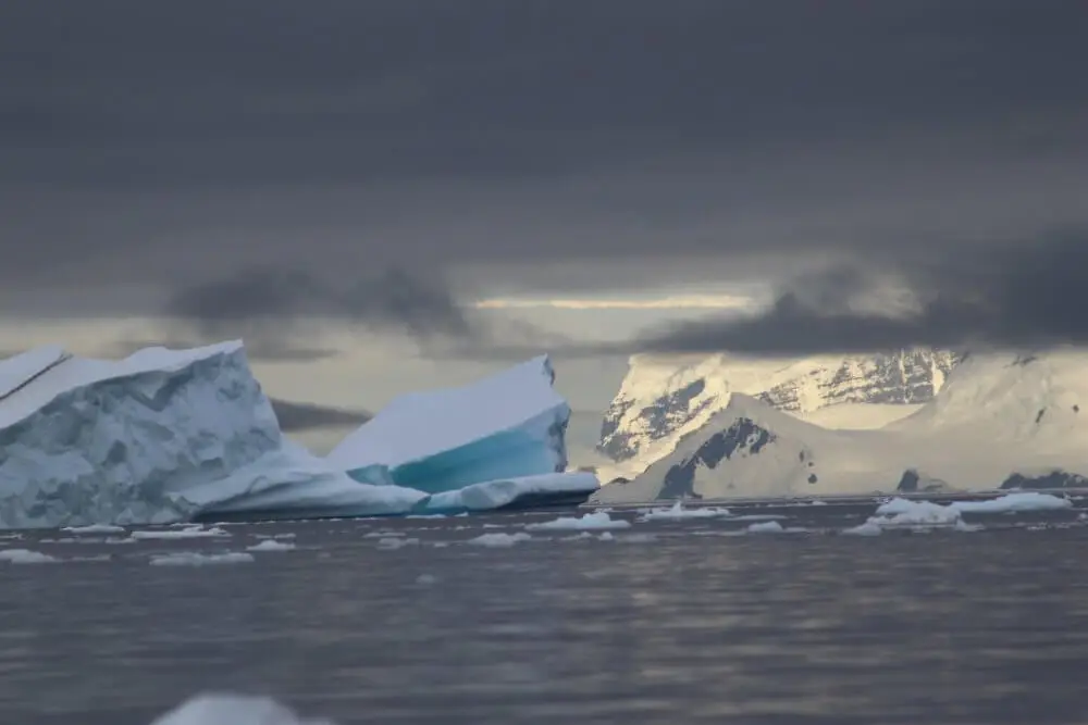 南極の海に浮かぶ氷山と山脈の風景
