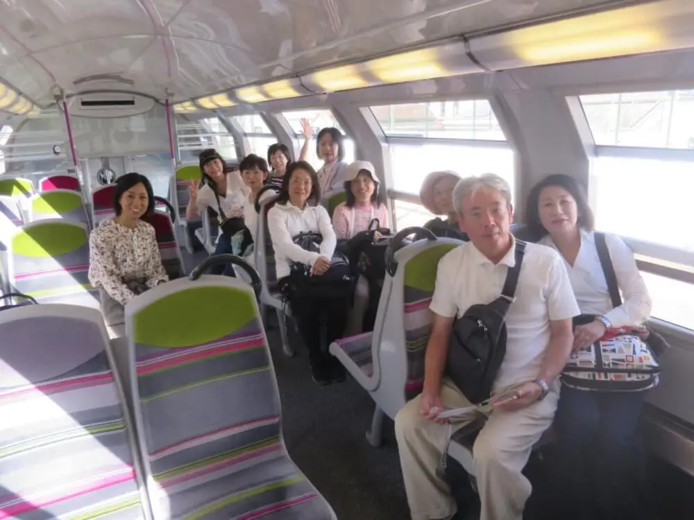 フランス旅行で電車に乗車中のツアー客