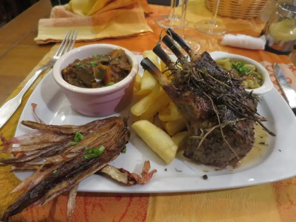 ノルマンディー産骨付き羊肉、ハーブ添えと付け合わせ