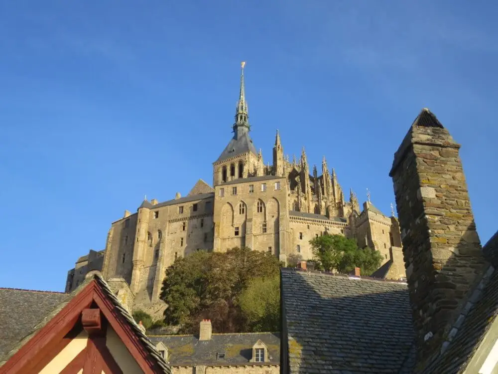 モンサンミッシェルの城壁から見上げる修道院の全景。