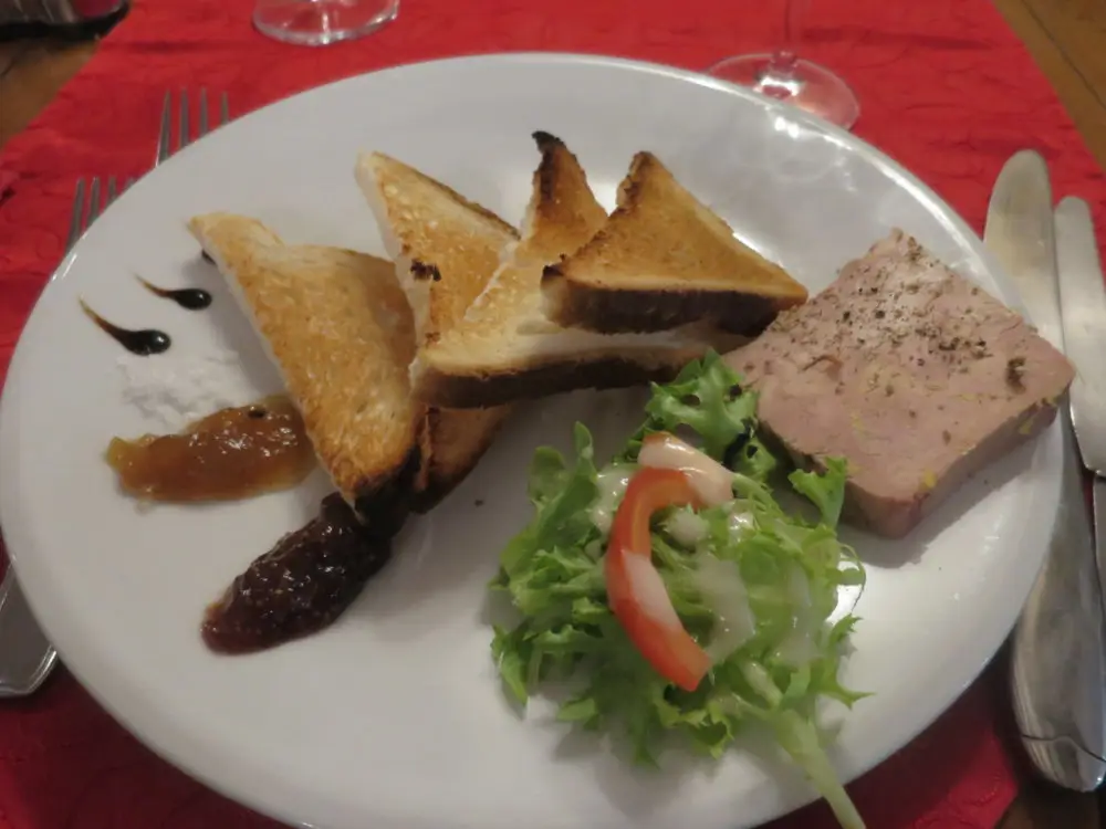フランス料理のフォアグラとトースト、サラダ添え