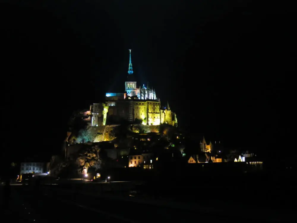 夜のモンサンミッシェル修道院、遠景から見たライトアップされた全景。