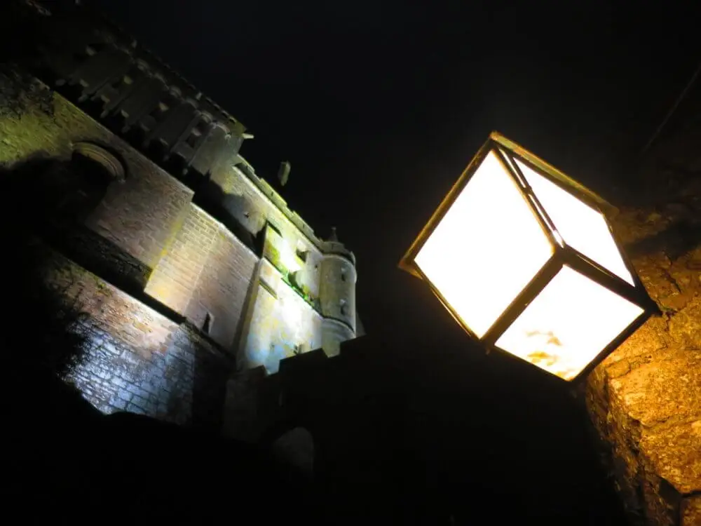 モンサンミッシェルの夜、レトロな街灯が石壁を照らす。