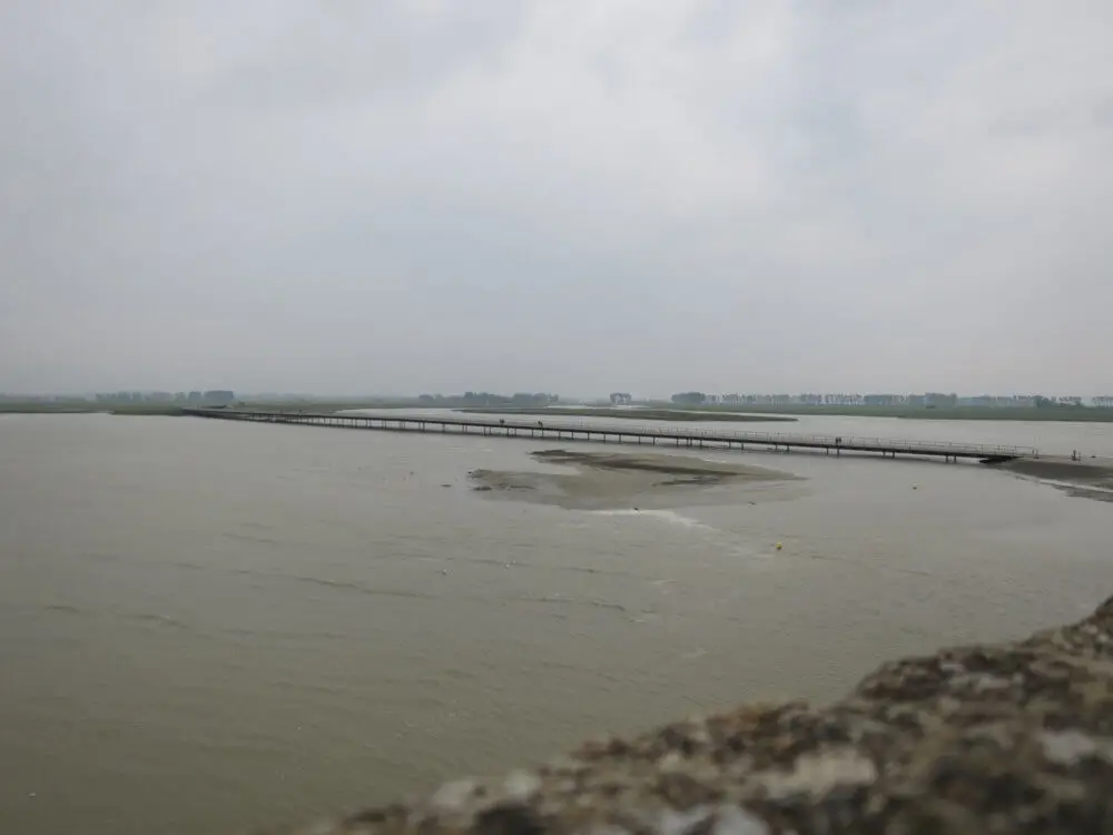 モンサンミッシェルへ続く水没した橋と周囲の海