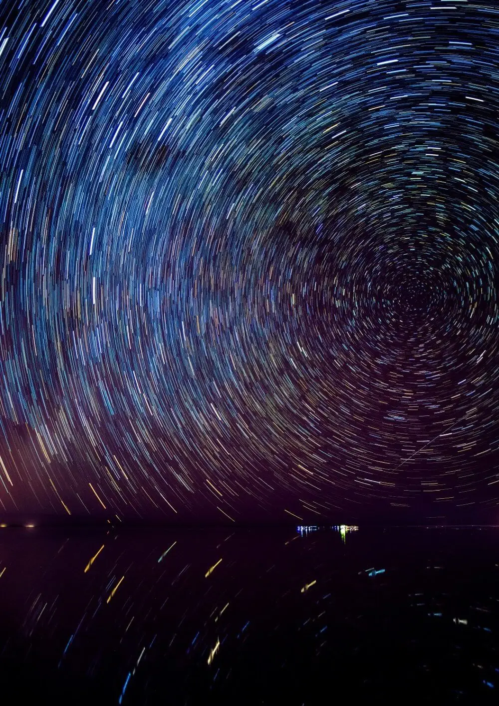 ウユニ塩湖の上空に描かれた、星の軌跡が渦を巻く長時間露光写真