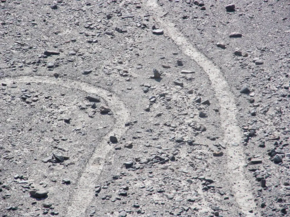ナスカの地上絵を構成する、砂漠に刻まれた浅い溝。