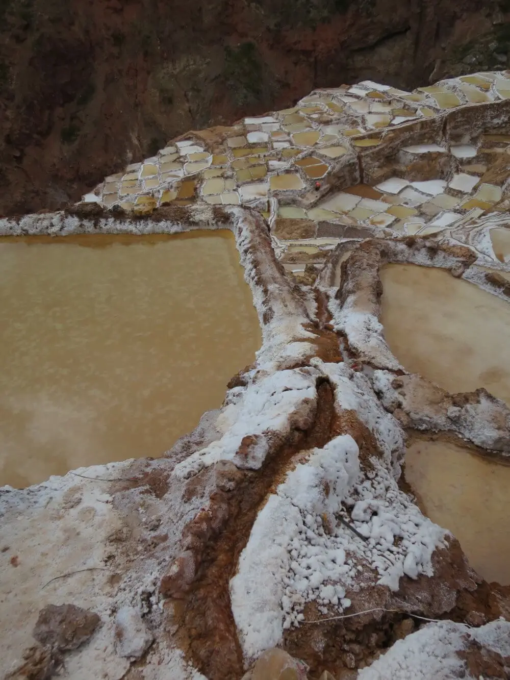 マラス塩田の、塩分を含んだ水が流れる水路の様子。