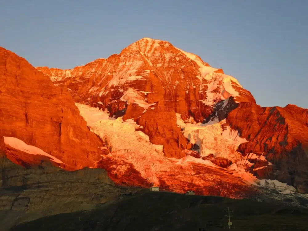 夕陽に赤く染まる山々、アルプスの荘厳な情景。