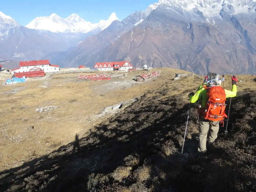 コンデ・マウンテンリゾートへ戻る登山者、後方には雪山が広がる。