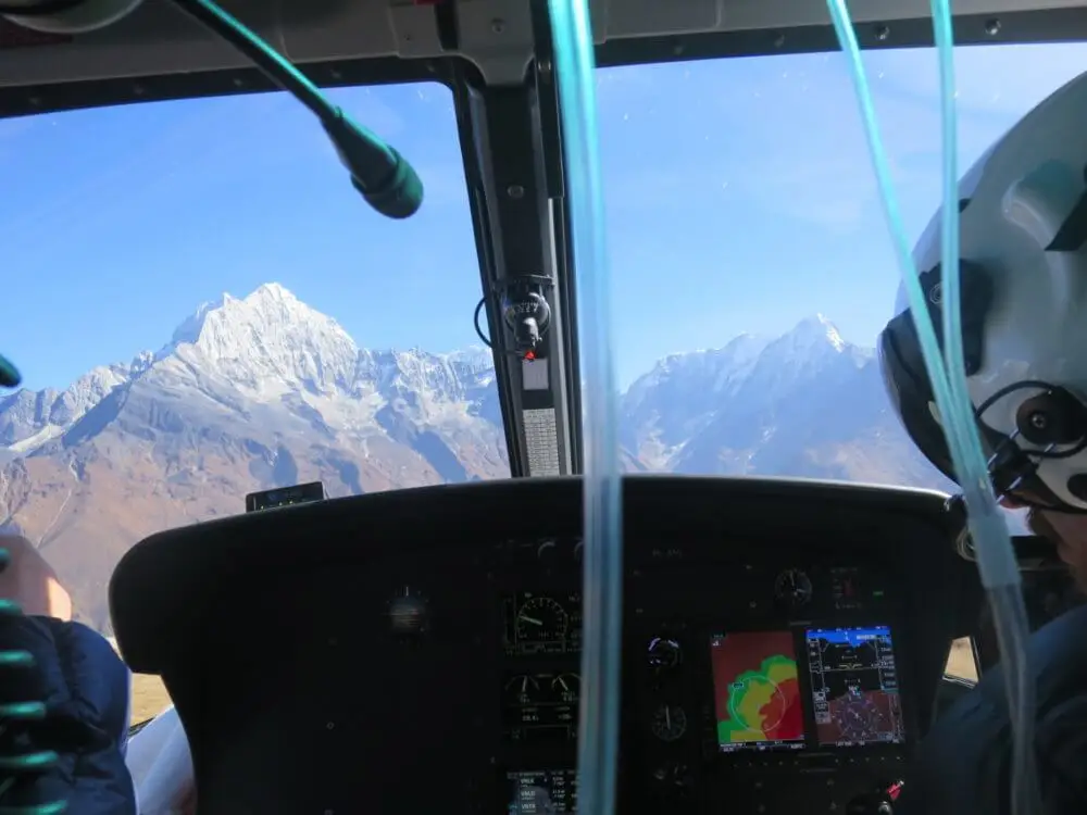ヘリコプター機内から望むエベレスト山群の絶景。