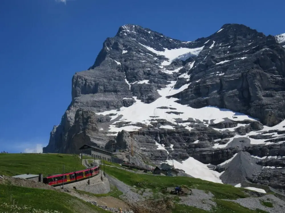 クライネシャイデックを走る赤い登山列車と、そびえ立つアイガー