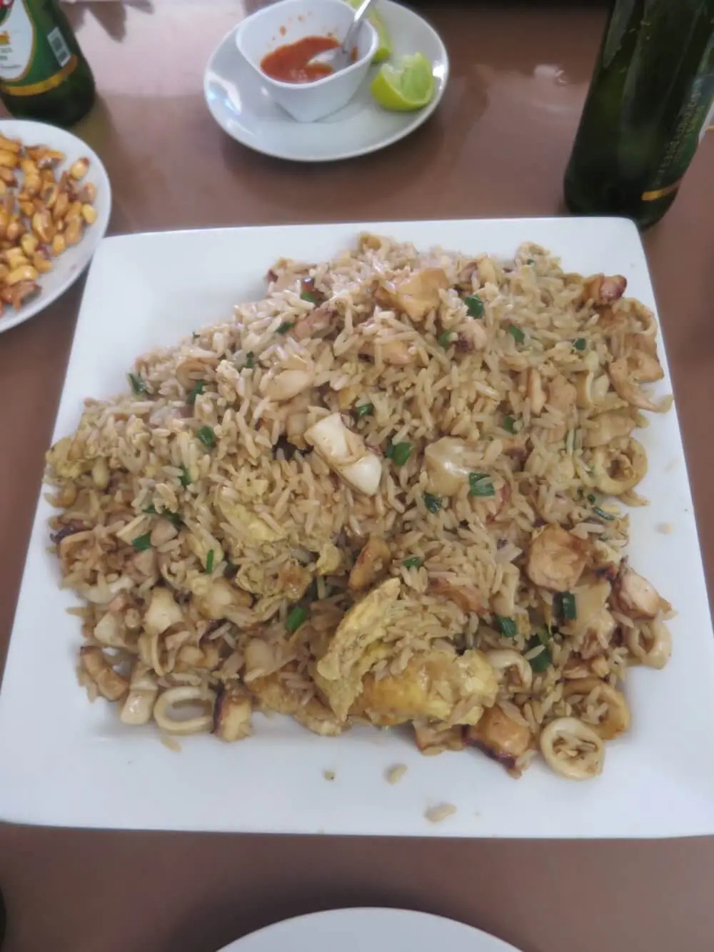 シーフードが入ったペルー風の焼き飯