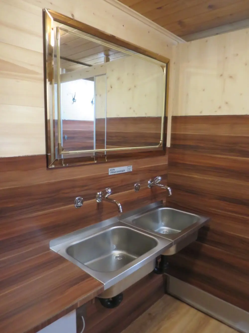 フリュアルプ小屋の共同洗面台と鏡。