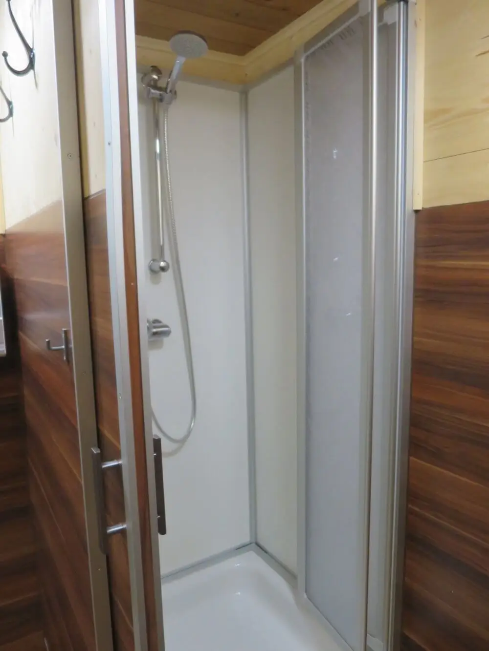 フリュアルプ小屋の共同シャワールーム。