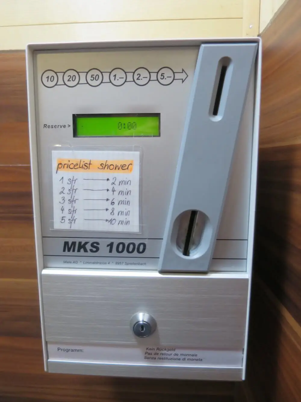 フリュアルプ小屋の有料シャワー料金表と機械。