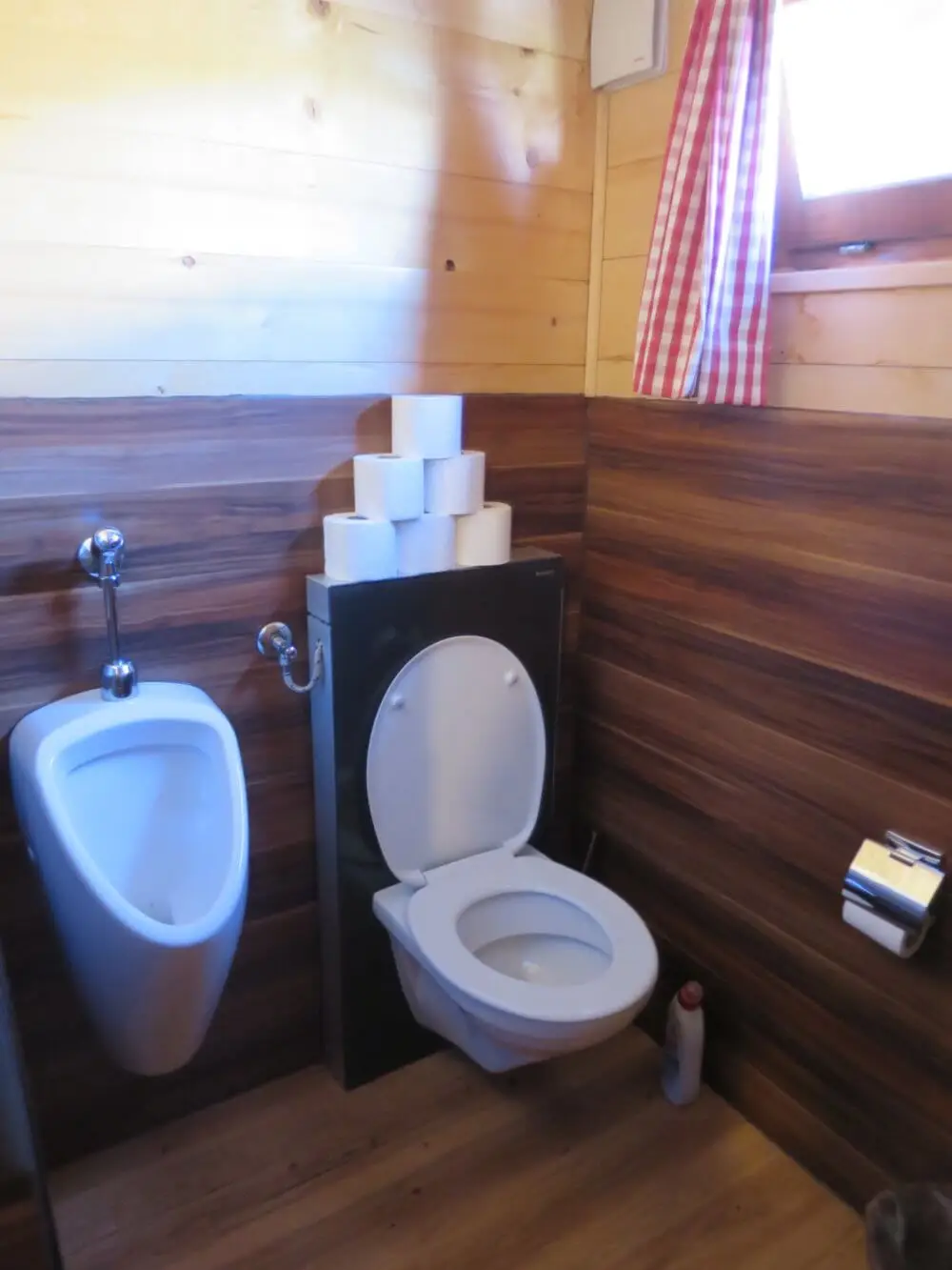 フリュアルプ小屋の共同水洗トイレ。