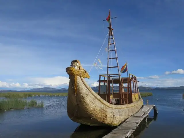 チチカカ湖畔の桟橋に停泊するトトラ船。