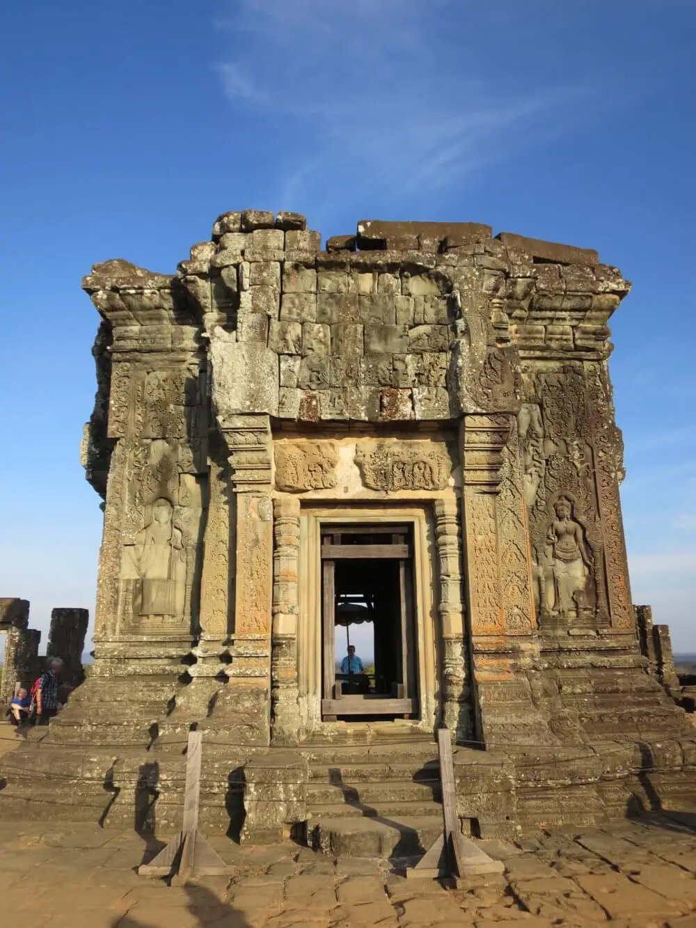 プノンバケンの丘に建つ、朽ちた石造りの寺院の門。