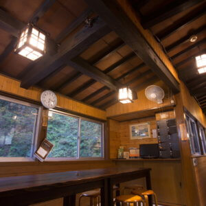 秘湯と紅葉の黒部渓谷ハイキング