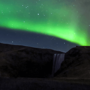 アイスランドのオーロラツアー
絶景に舞うオーロラと世界遺産