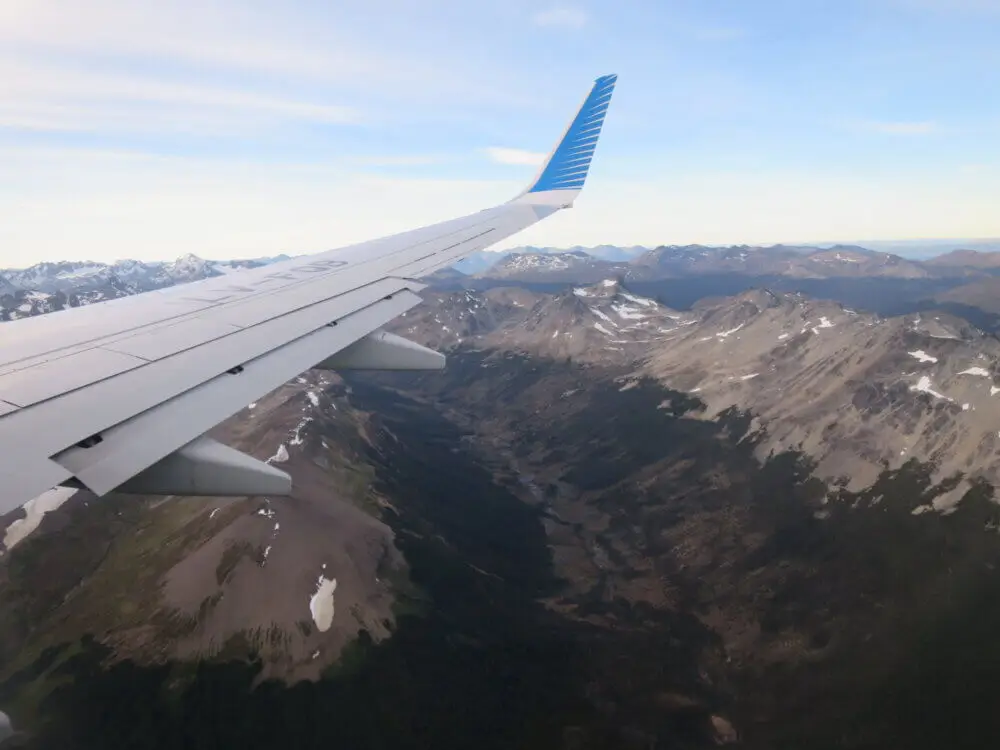 飛行機から見たアンデス山脈と雪が残る山々。