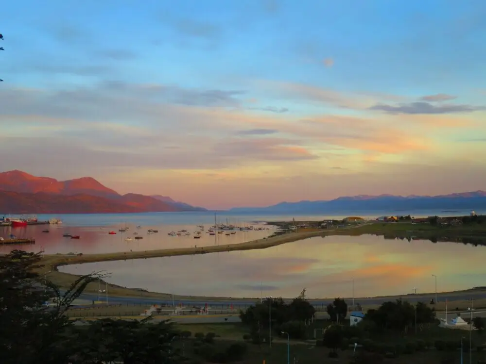 ウシュアイア港の穏やかな水面と夕焼けに染まる空。