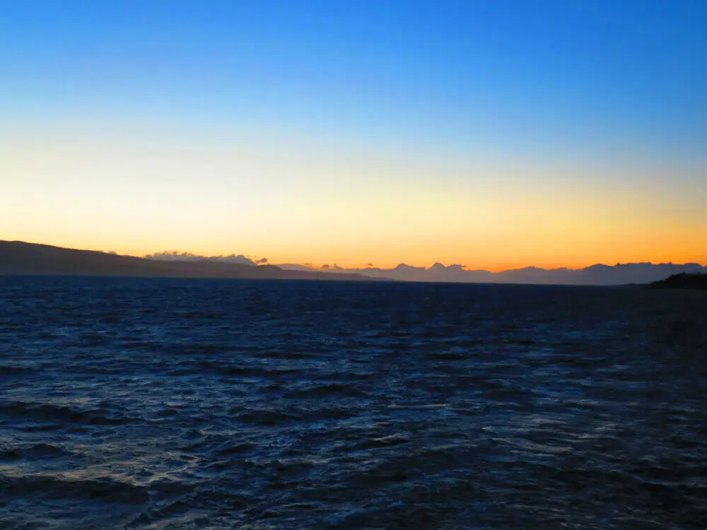 ビーグル水道を航行中の夕景。空と水面が夕焼けに染まる。