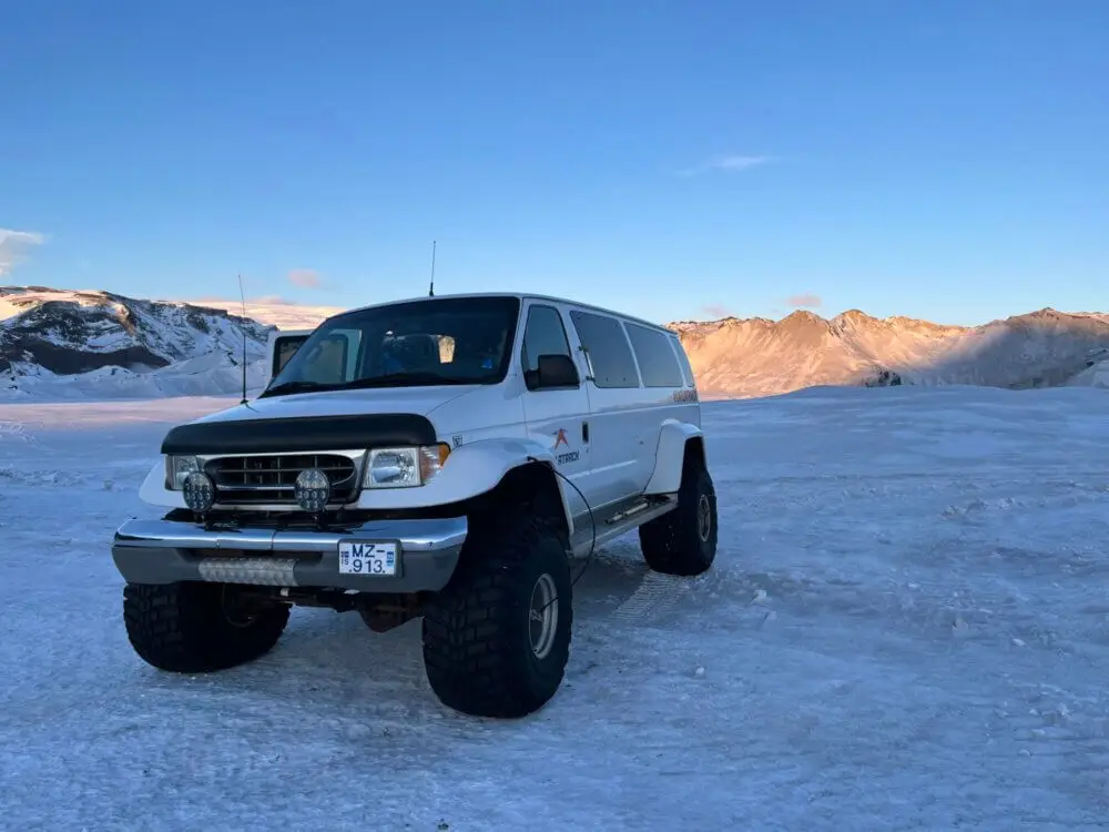 カトラトラックのオフロード車が広大な雪原を進む。