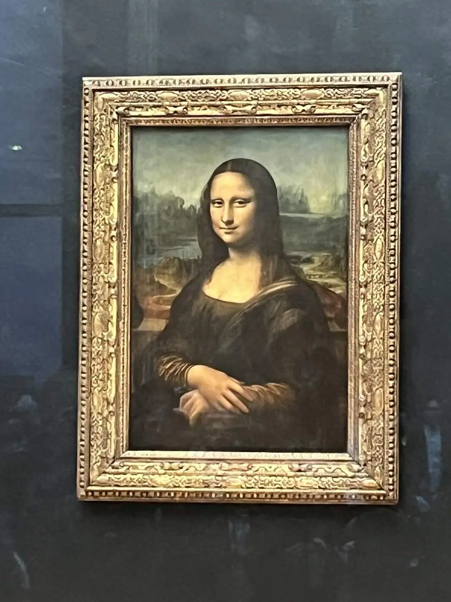 ルーブル美術館に展示されたレオナルド・ダ・ヴィンチのモナ・リザの肖像画