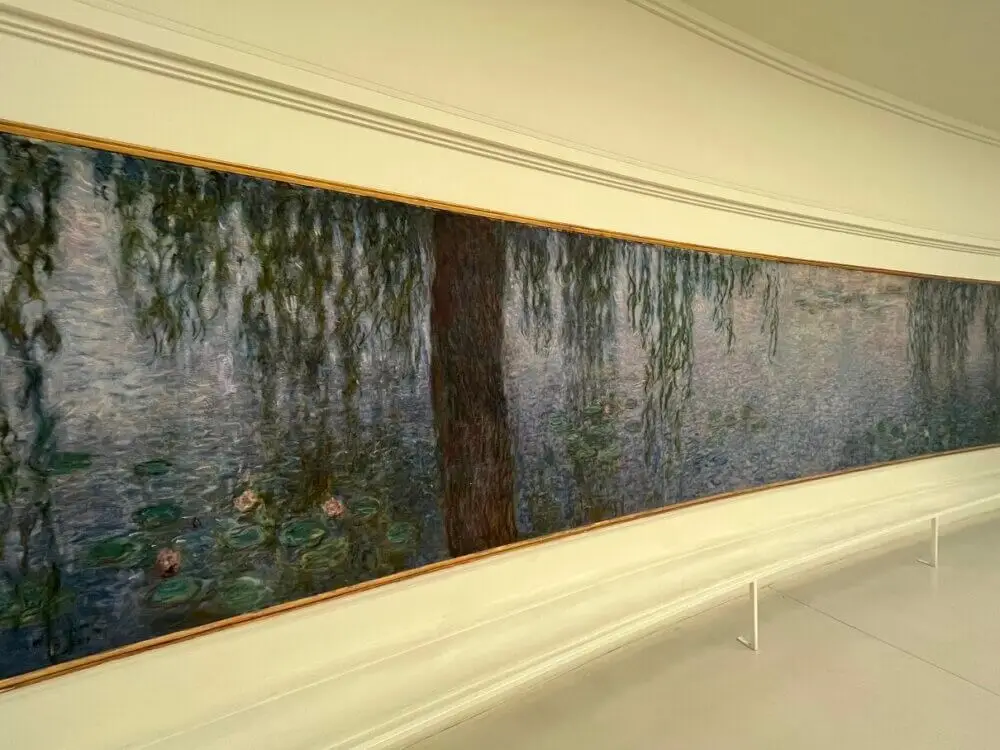 モネの睡蓮が展示されたパリのオランジュリー美術館の様子