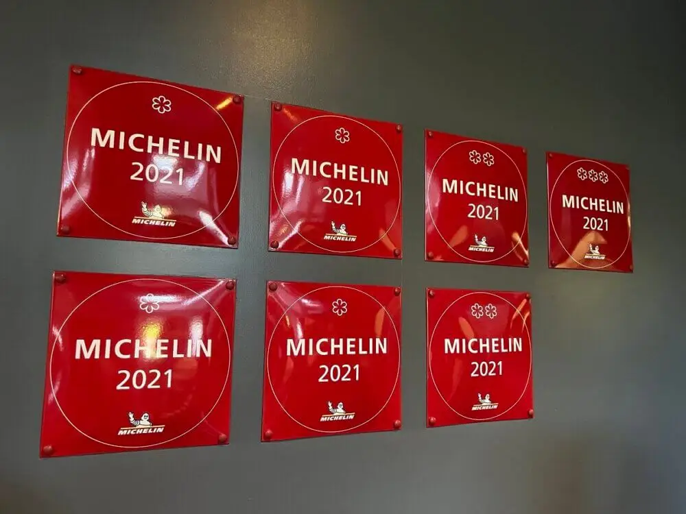 パリのルドワイヤンに飾られた2021年のミシュランプレート。