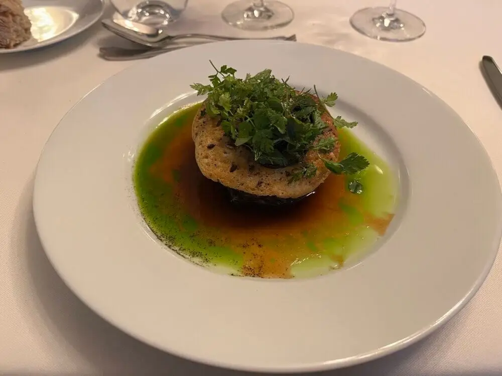 ルドワイヤンの盛り付けが美しいパイ料理とソース。